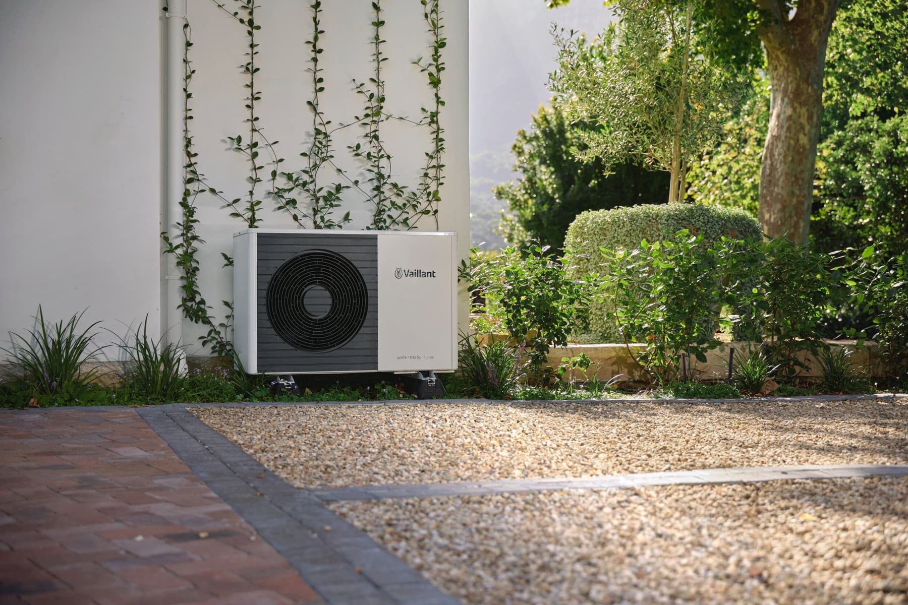 Топлинска пумпа поставена пред ѕид