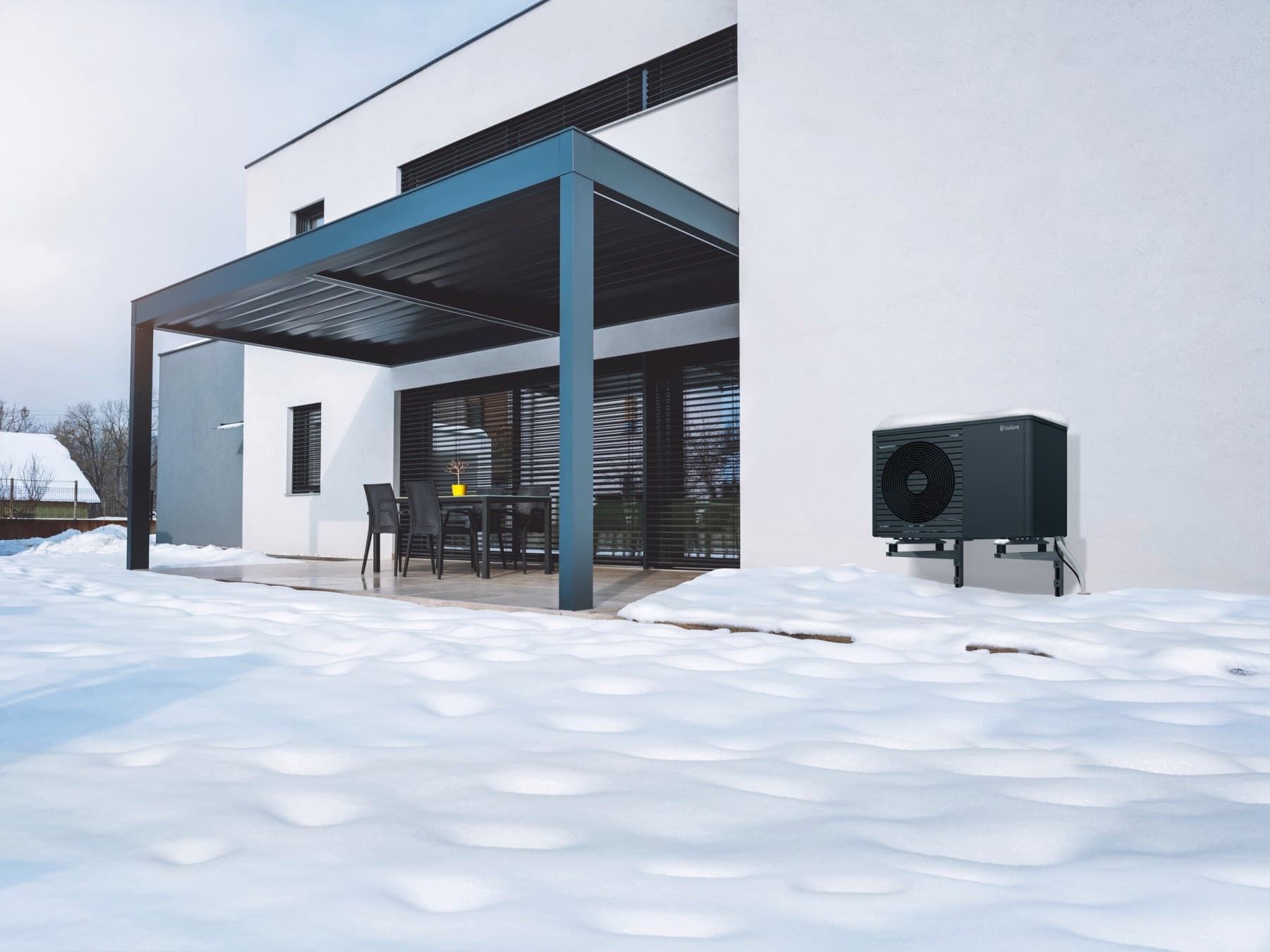 Зимска градина со топлинска пумпа покриена со снег