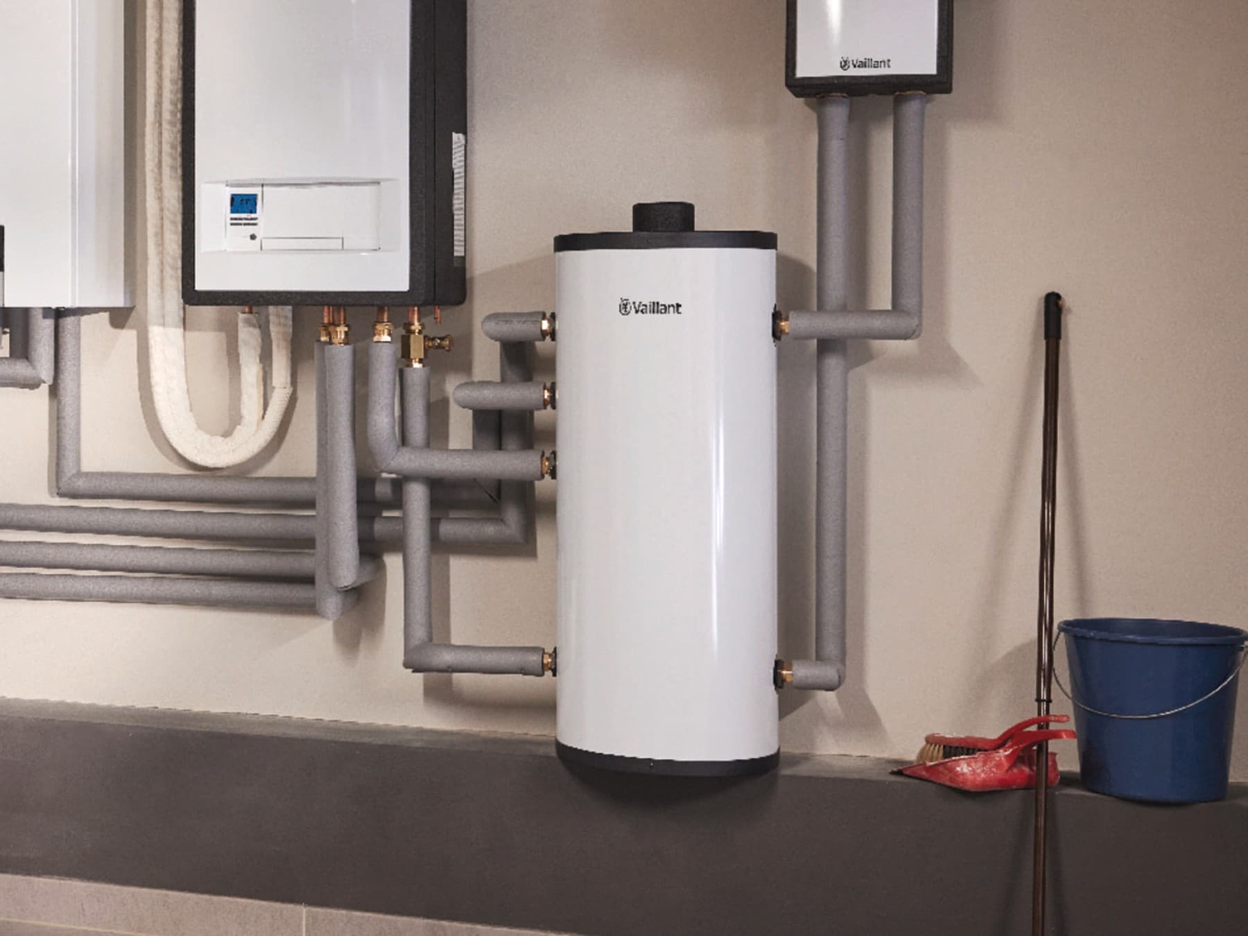 Баферен цилиндар VP RW како дел од систем на топлинска пумпа во помошна просторија