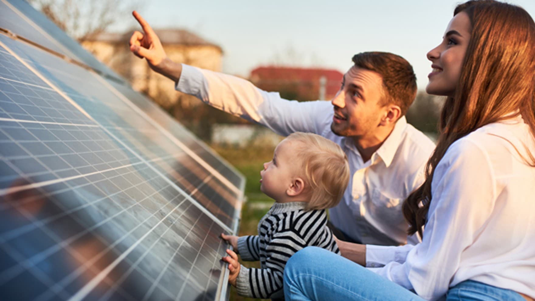 Семејство гледа соларни панели.