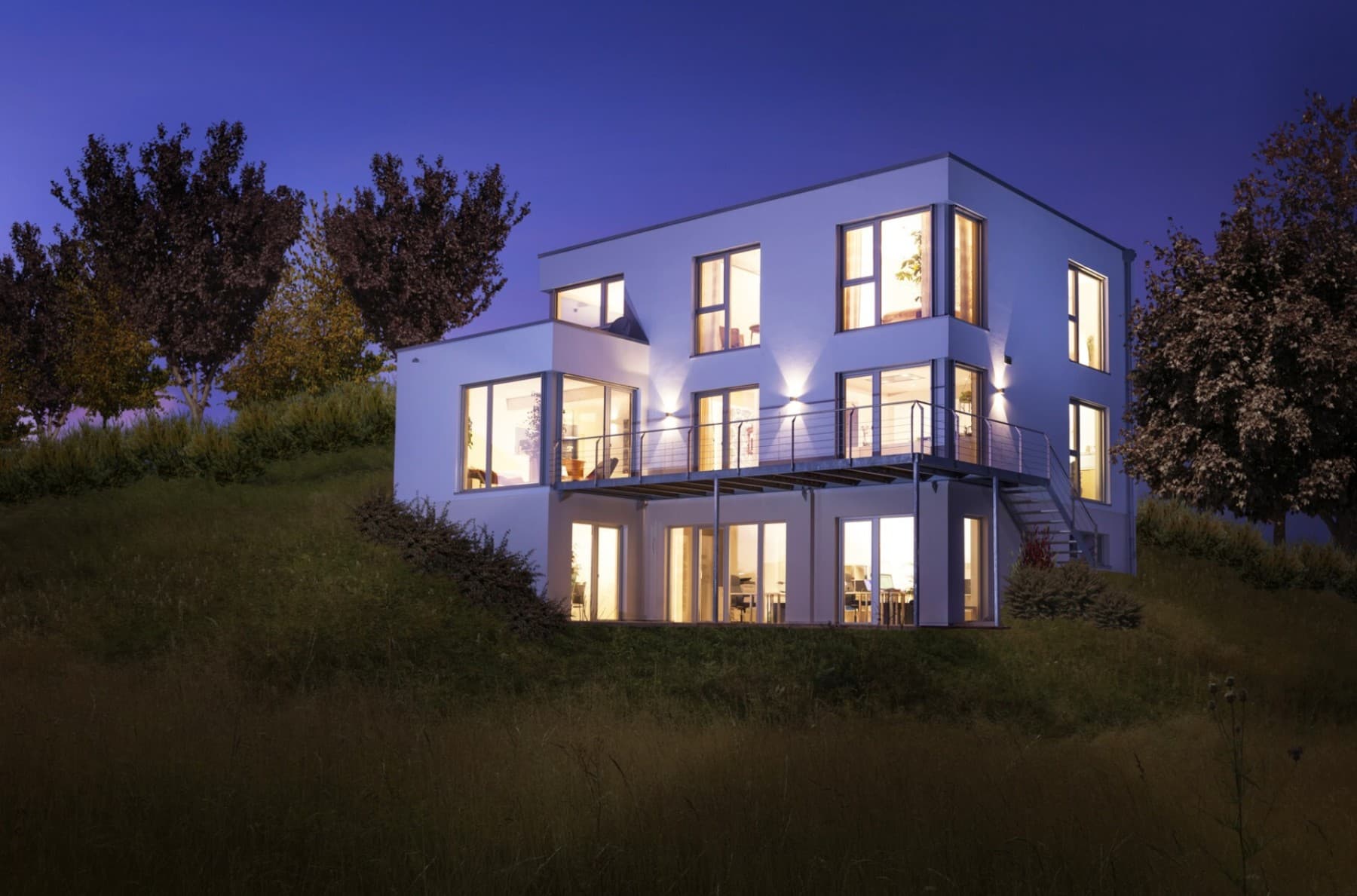 Осветлена куќа ноќе