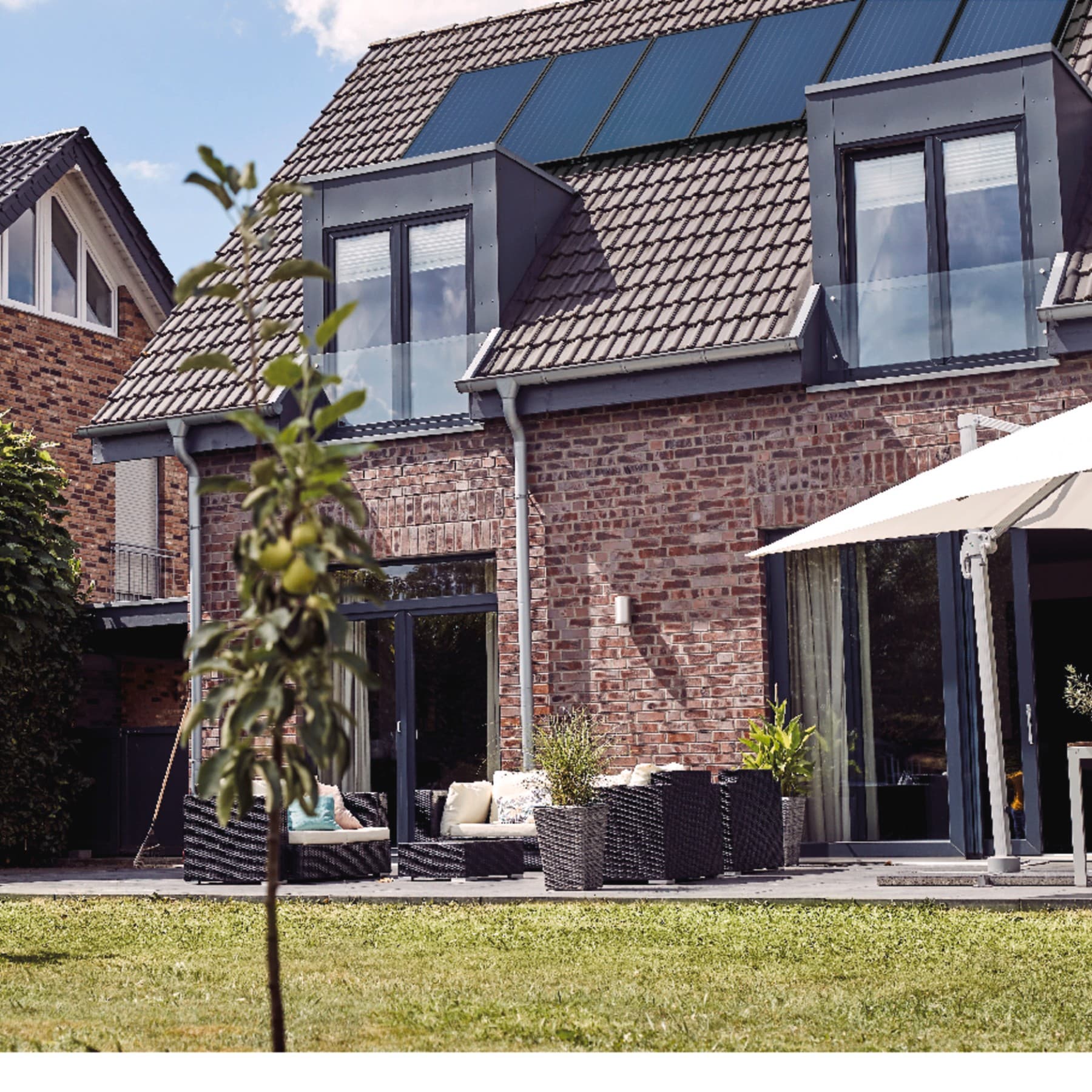 Куќа со фотоволтаични панели на покривот