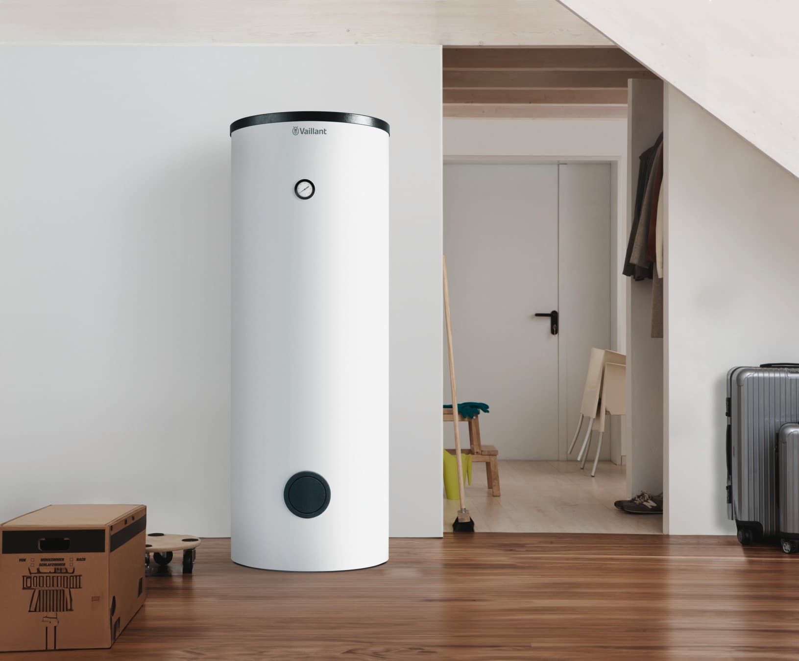 Татко и ќерка стојат заедно покрај мијалникот и си играат со водата