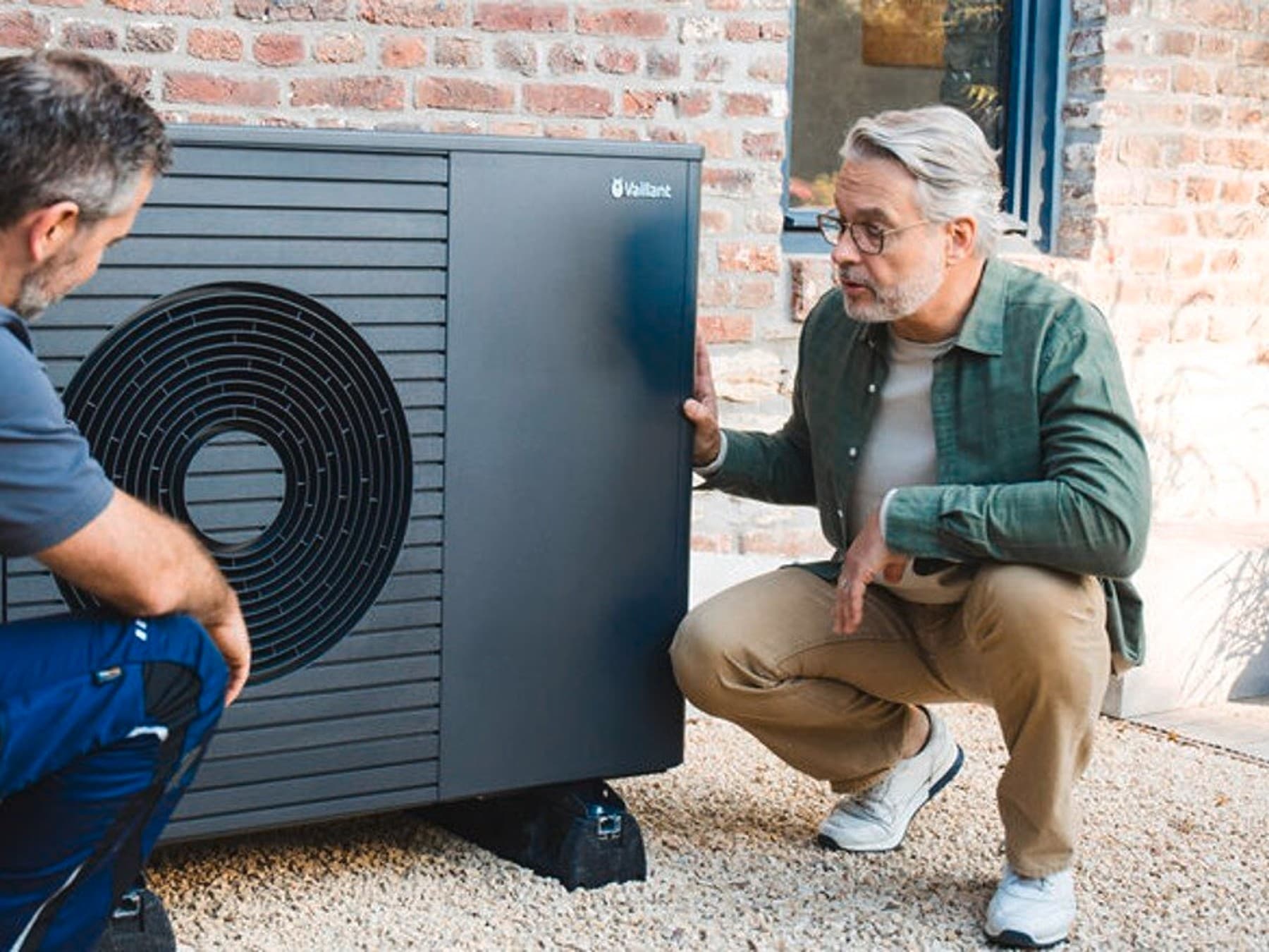 инсталатер и сопственик на куќа покрај топлинска пумпа