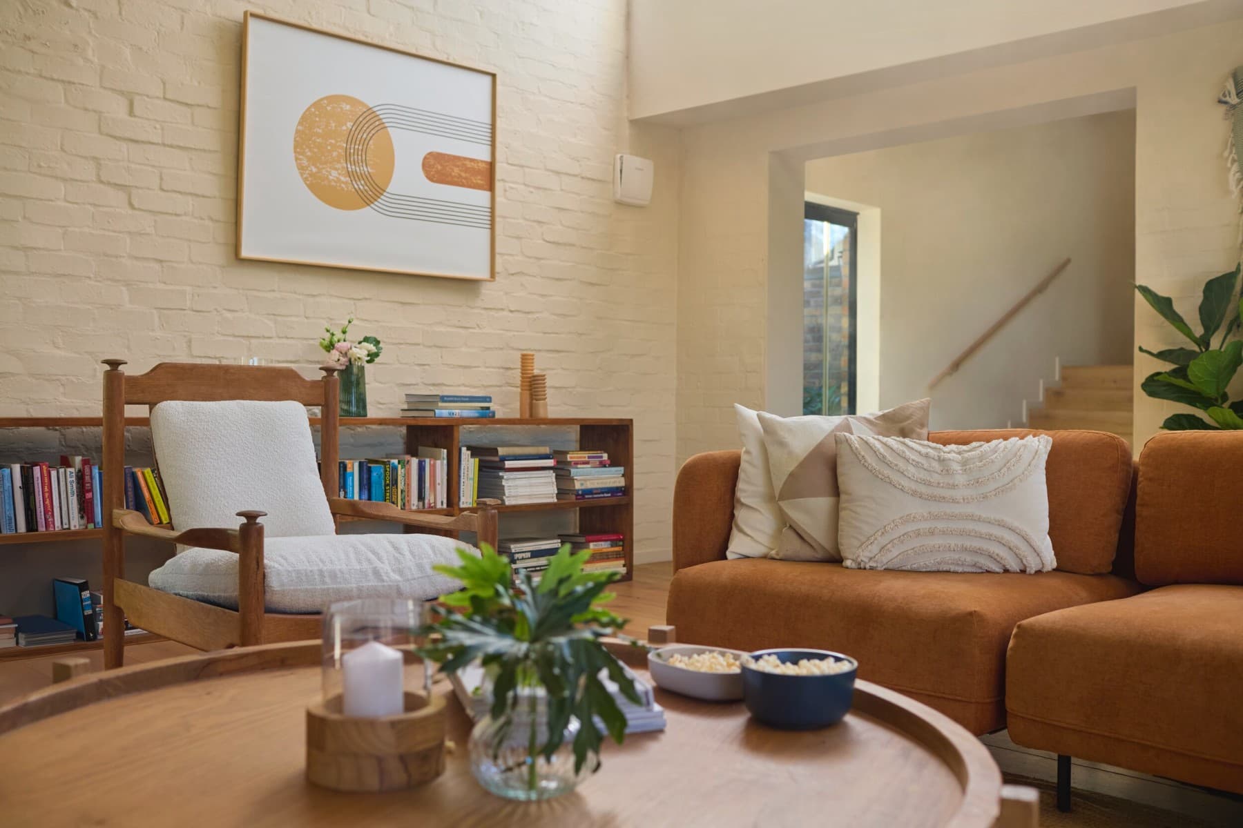 РекоВАИР 60 закачен на ѕид во дневна соба