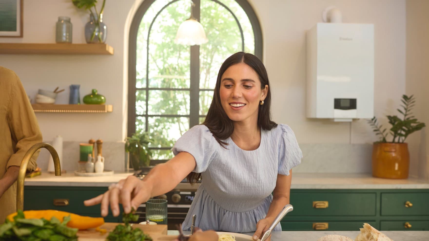 Жена во кујна пред бојлер