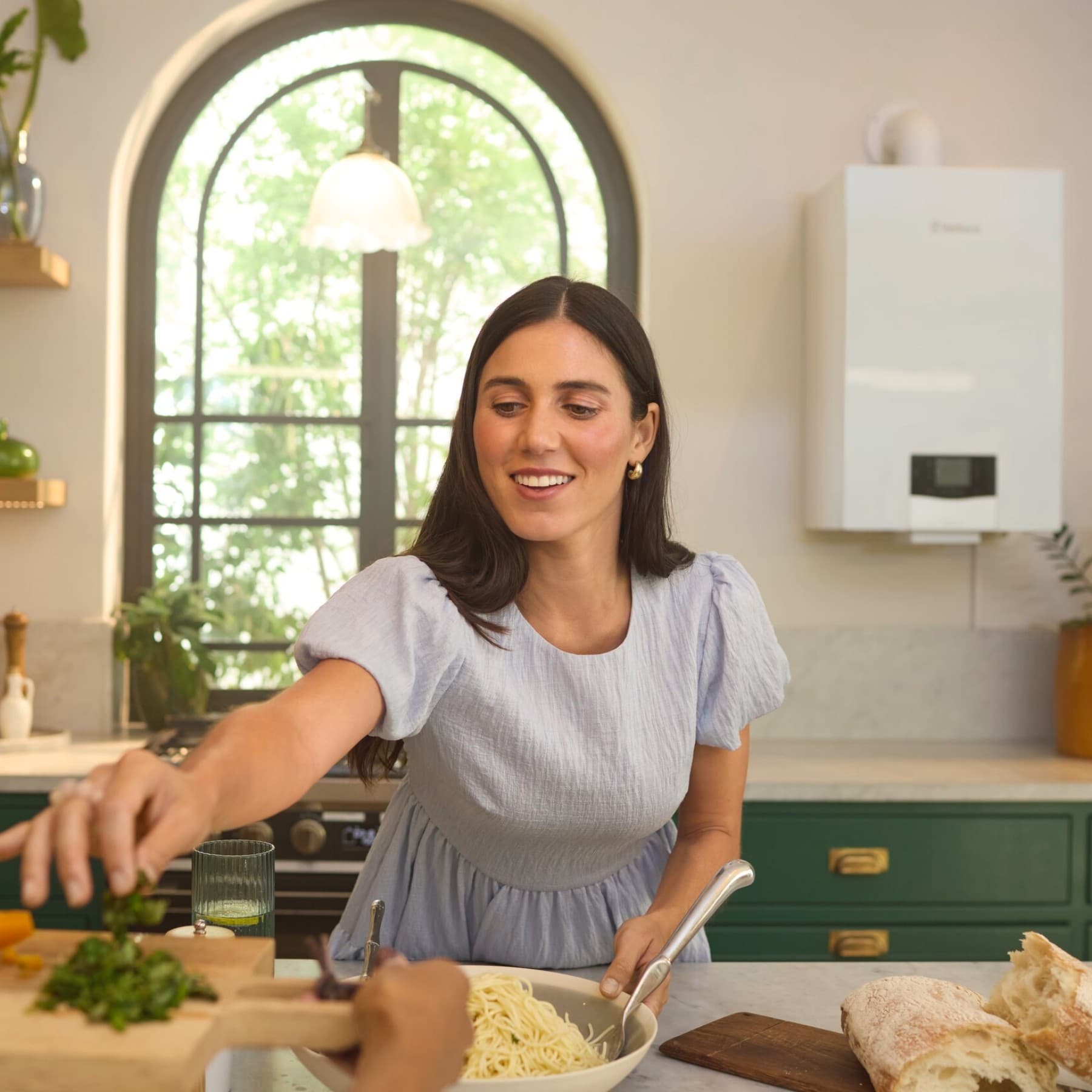 Жена готви во кујната