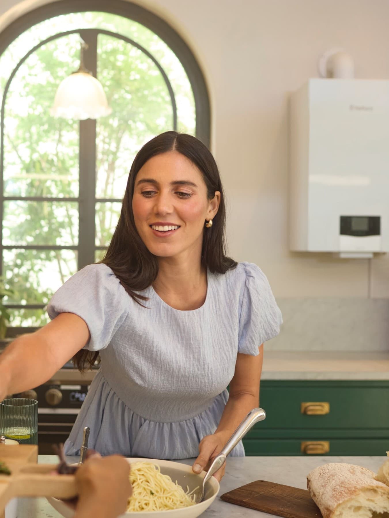 Жена во кујна пред бојлер