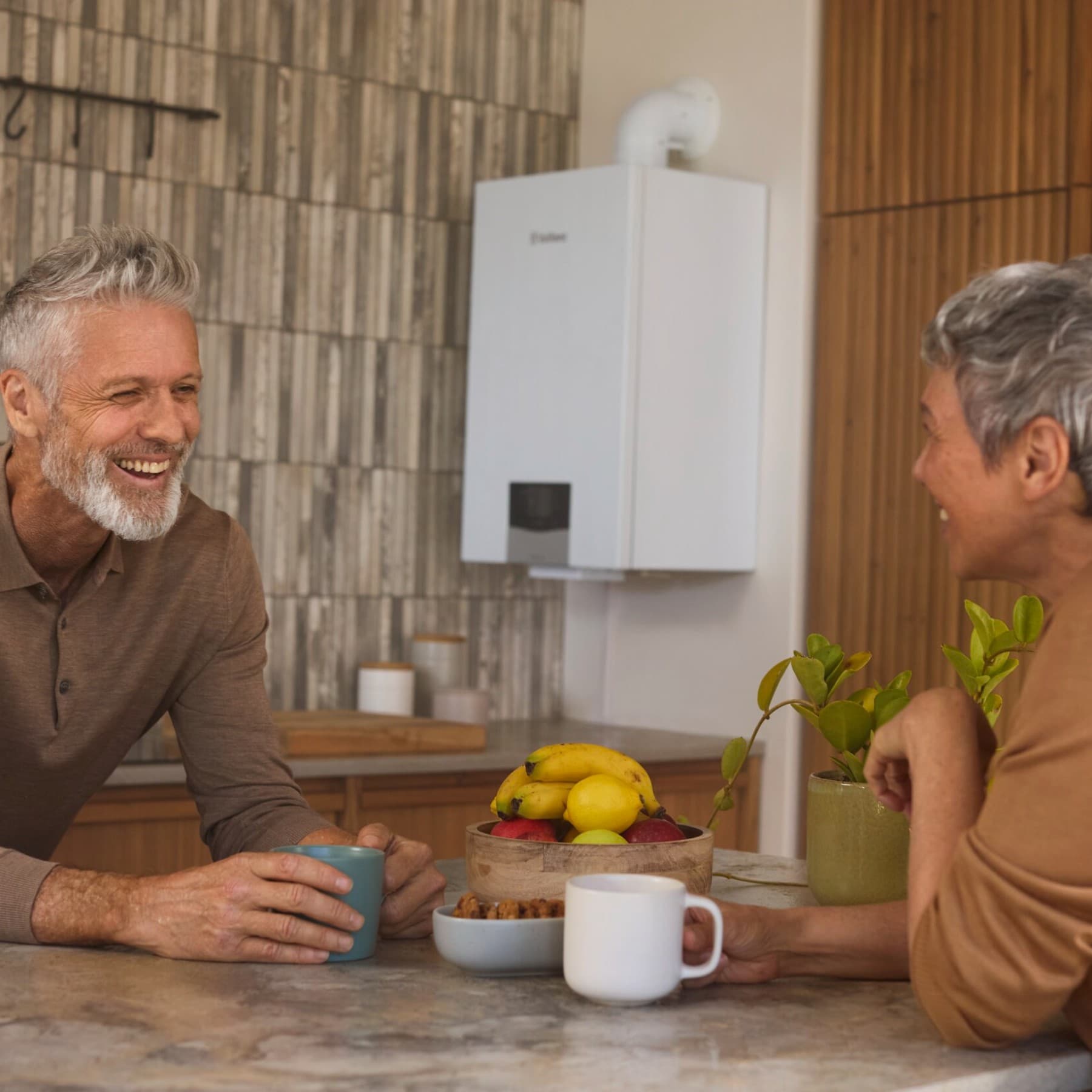 Пар се смее пред бојлер