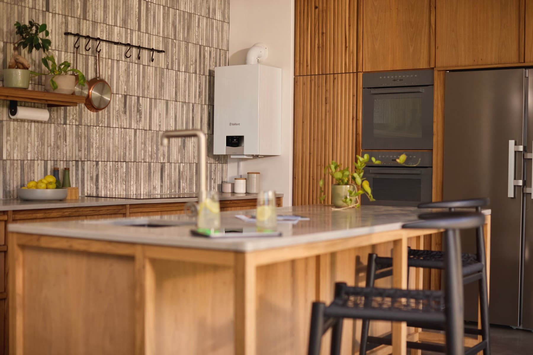 Инсталатер изведува работи на котелот