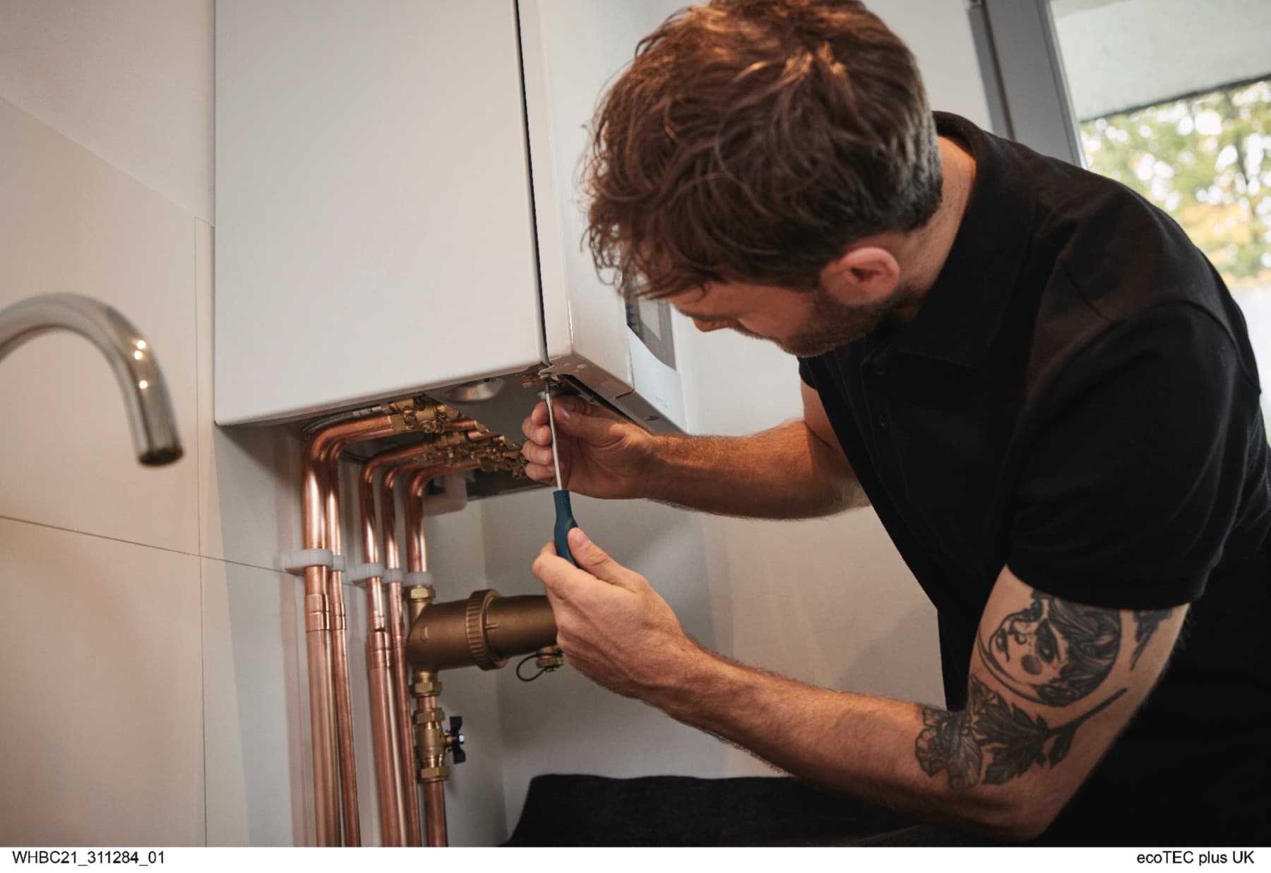 Инсталатер кој отвора гасен котел