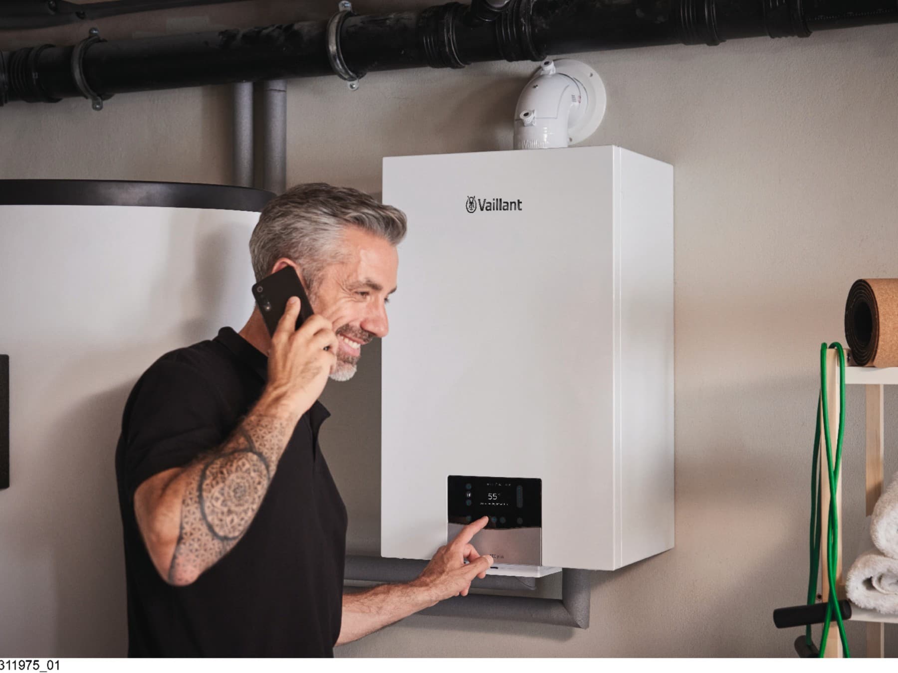 Човек ги менува поставките на бојлерот