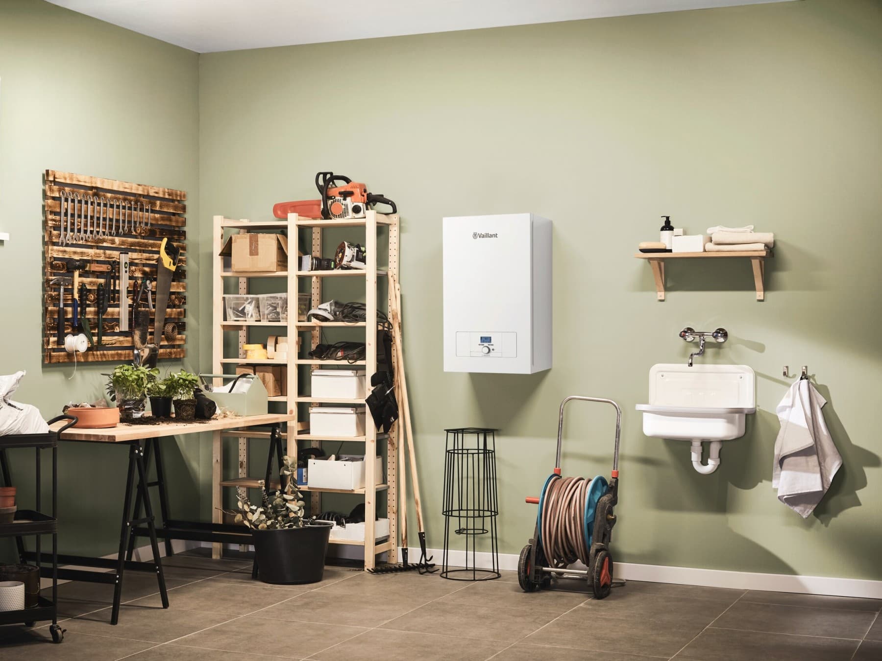 Инсталатер проверува топлинска пумпа во градината